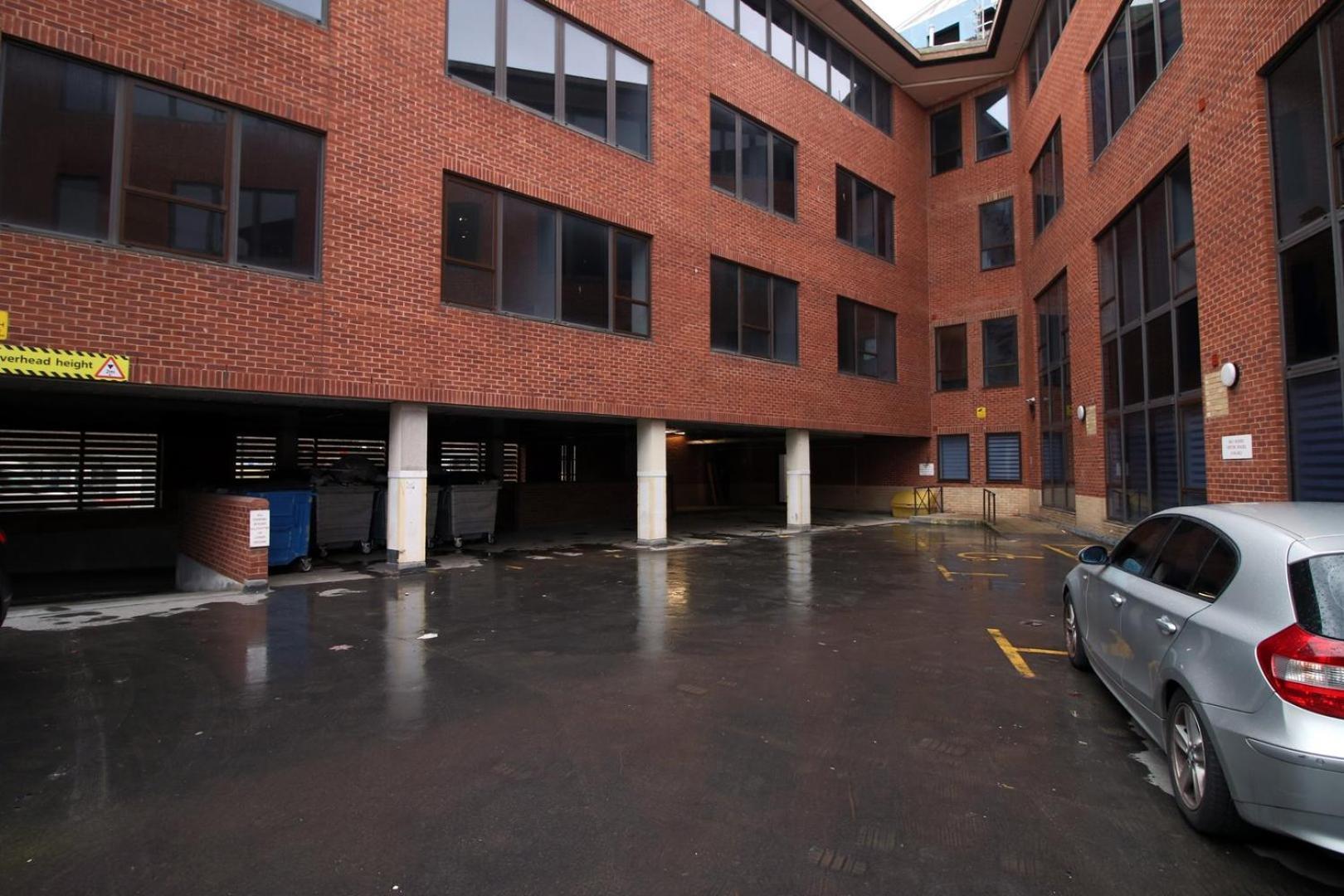 2 Bedroom With Free Parking Swindon Exterior photo