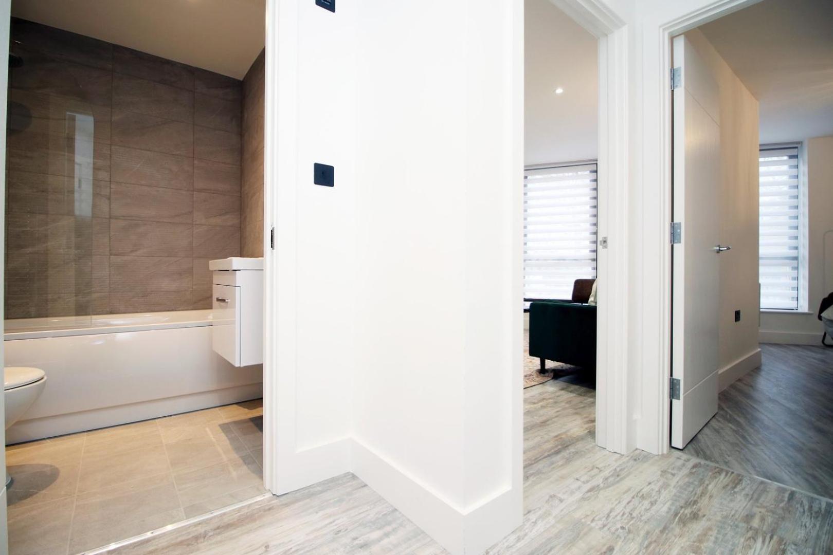 2 Bedroom With Free Parking Swindon Exterior photo