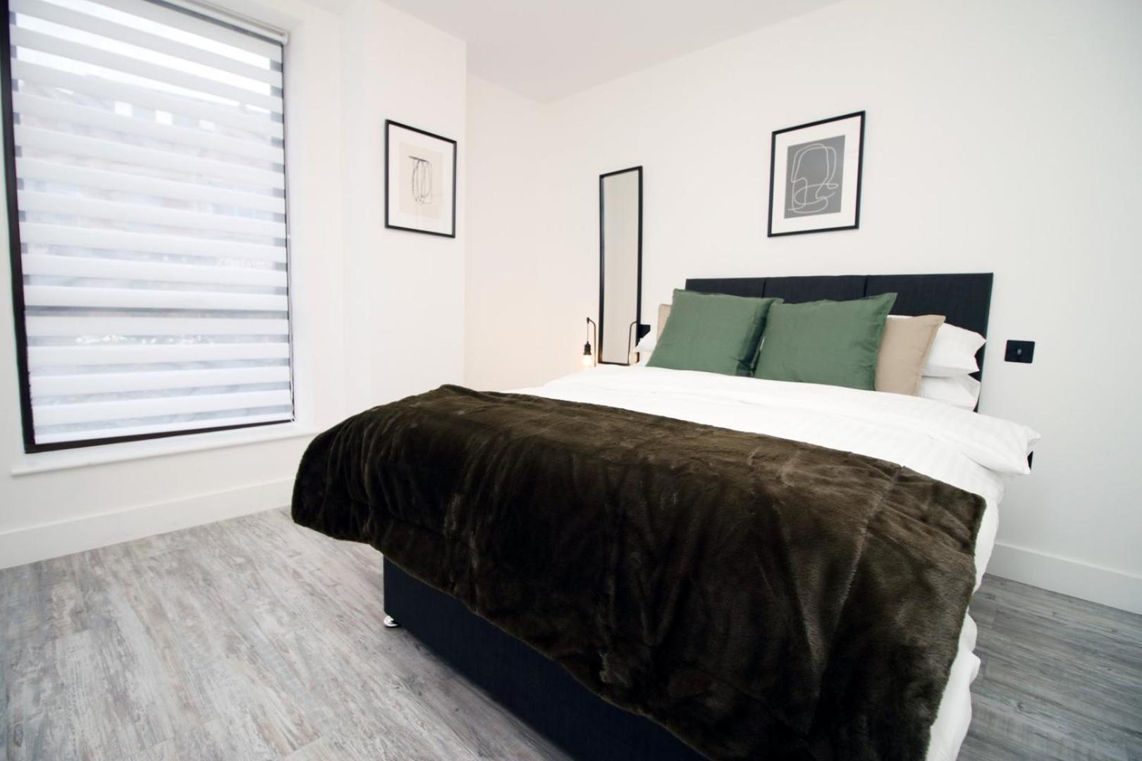2 Bedroom With Free Parking Swindon Exterior photo