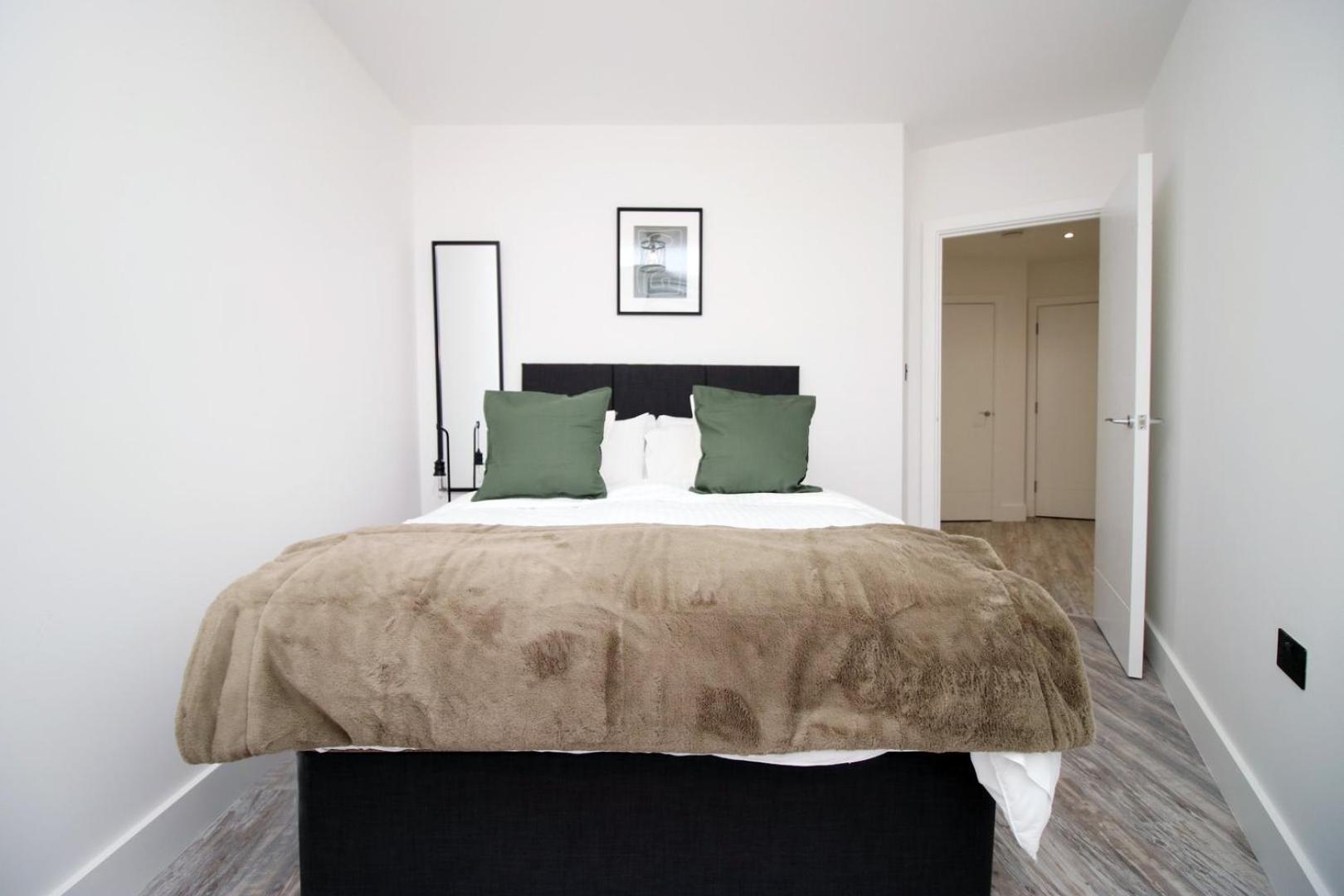 2 Bedroom With Free Parking Swindon Exterior photo